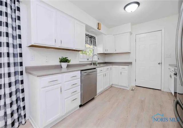Photo 2 of Single family home for sale at 506 Hillcrest Ave, Findlay, OH 45840 | MLS# 6135548 | Listing updated on 2026-01-21