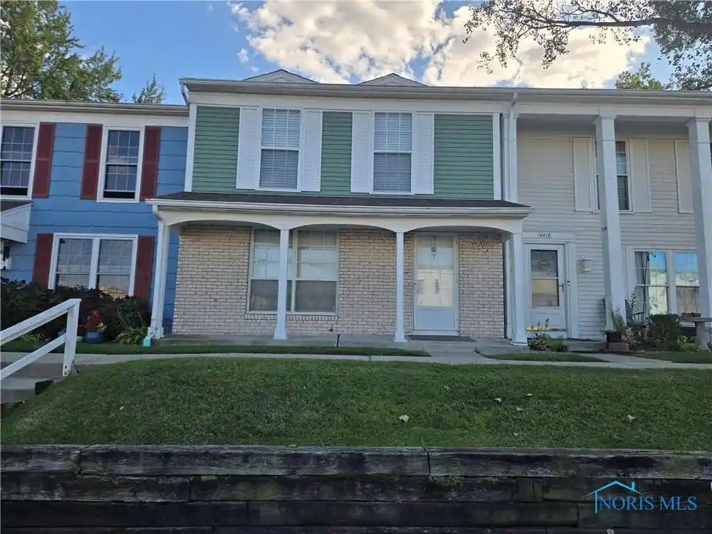 Listing Photo 1 - Condo for sale in 4420 Rose Gdn Dr located at 4420 Rose Gdn Dr, Toledo, OH 43623 - Unit 4420 Rose Garden Dr