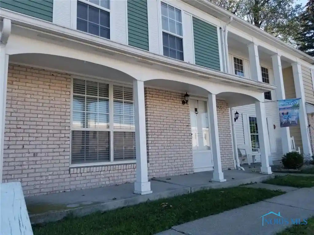 Listing Photo 2 - Condo for sale in 4420 Rose Gdn Dr located at 4420 Rose Gdn Dr, Toledo, OH 43623 - Unit 4420 Rose Garden Dr