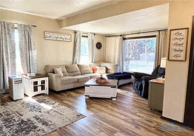 Photo 2 of Single family home for sale at 335 Windsor Ln, Gibsonburg, OH 43431 | MLS# 6136574 | Listing updated on 2025-10-14