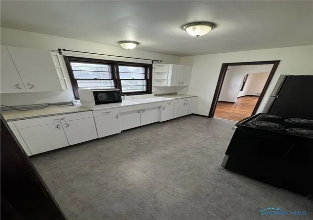 Listing Photo 5 - Condo for sale in building located at 3802 Burton Ave, Toledo, OH 43612