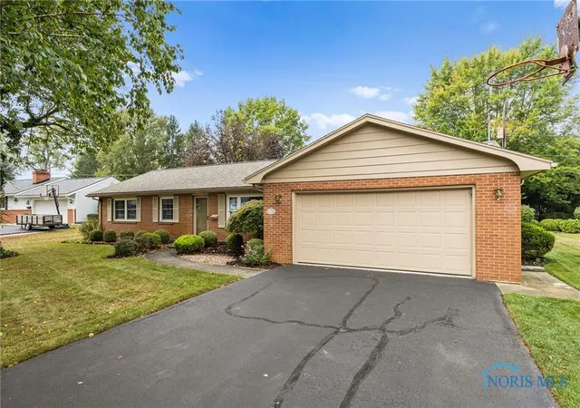 Photo 2 of Single family home for sale at 411 Monticello Dr, Fostoria, OH 44830 | MLS# 6136373 | Listing updated on 2025-10-17
