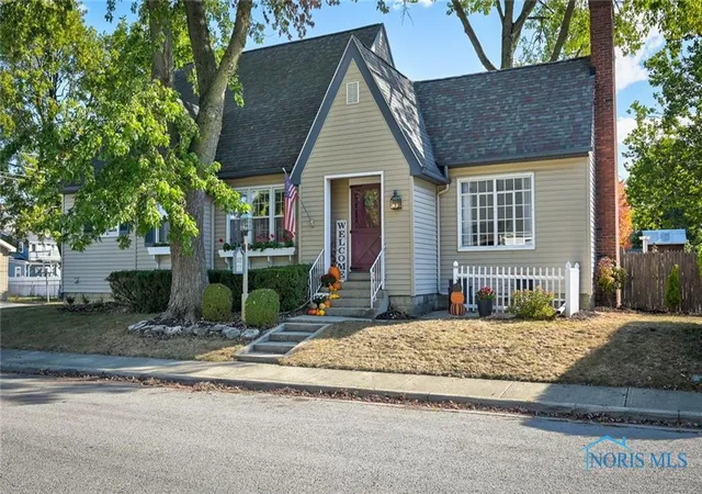 1st image of 1121 Liberty St, Findlay, OH 45840 | MLS# 6136589