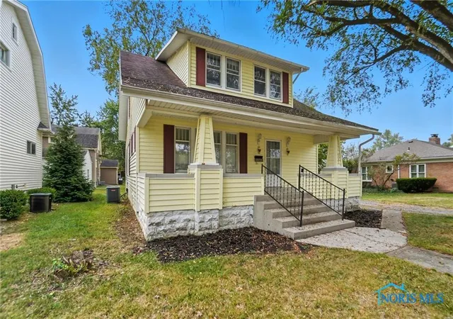 Photo 2 of Single family home for sale at 325 Greenlawn Ave, Findlay, OH 45840 | MLS# 6136873 | Listing updated on 2025-10-14