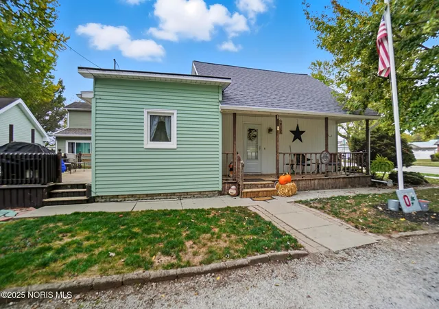 Photo 2 of Single family home for sale at 1301 Fishlock Ave, Findlay, OH 45840 | MLS# 10000276 | Listing updated on 2025-12-02
