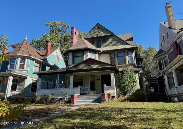 Photo 3 of Single family home for sale at 2036 Robinwood Ave, Toledo, OH 43620 | MLS# 10000387 | Listing updated on 2025-10-21