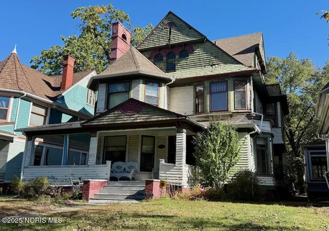 Photo 3 of Single family home for sale at 2036 Robinwood Ave, Toledo, OH 43620 | MLS# 10000387 | Listing updated on 2025-10-21
