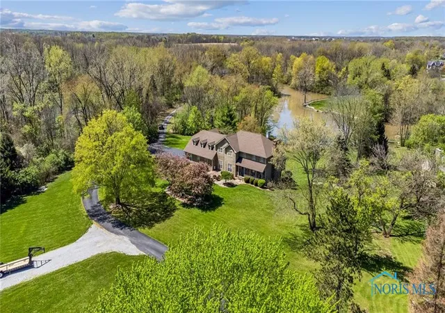 Photo 2 of Single Family Residence at 125 W Woodmere Dr, Tiffin, OH 44883 | MLS# 10000936 | | Sold on 2025-12-18