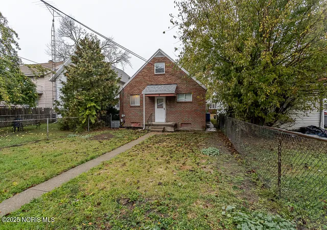 Homes for sale in Toledo, OH | 324 E Pearl St, Toledo, OH 43608 | MLS# 10000940