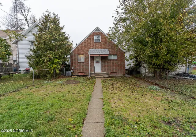 Homes for sale in Toledo, OH | 324 E Pearl St, Toledo, OH 43608 | MLS# 10000940