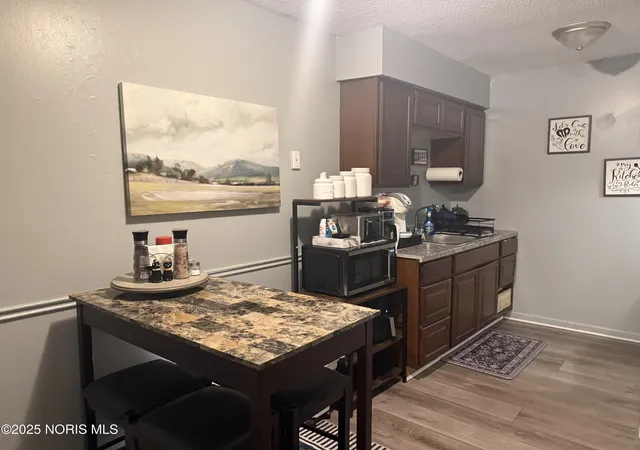 Listing Photo 2 - Condo for sale in building located at 1642 Brooke Park Dr, Toledo, OH 43612 - Unit #