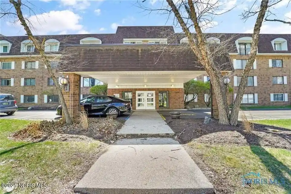 Listing Photo 2 - Condo for sale in 4343 W Bancroft St located at 4343 W Bancroft St, Toledo, OH 43615 - Unit 4343 W Bancroft St