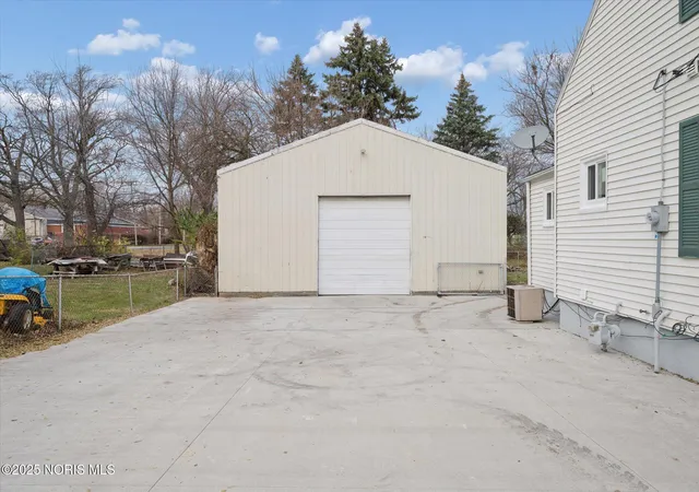 Photo 4 of Single family home for sale at 2247 Marcy St, Toledo, OH 43605 | MLS# 10001856 | Listing updated on 2026-04-20