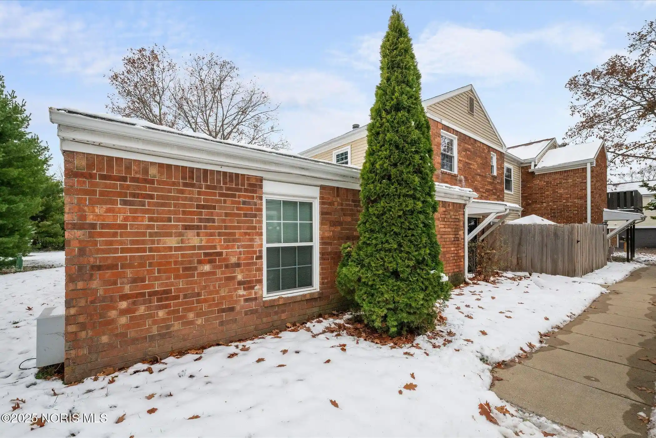 Listing Photo 2 - Condo for sale in 5705 Aspen Dr located at 5705 Aspen Dr, Toledo, OH 43615 - Unit 5705 Aspen Dr