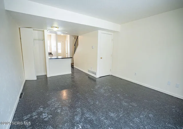 Listing Photo 2 - Condo for sale in building located at 1322 Brooke Park Dr, Toledo, OH 43612 - Unit #