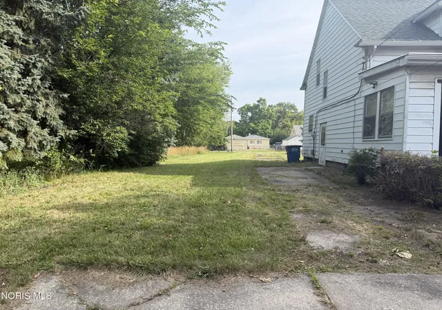 Photo 4 of Single family home for sale at 1833 Clay Ave, Toledo, OH 43608 | MLS# 10012505 | Listing updated on 2026-08-31