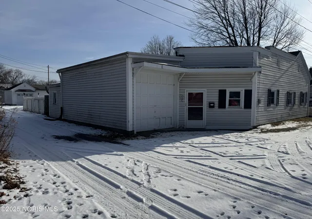 Listing Photo 2 - Condo for sale in building located at 618 E Lincoln St, Findlay, OH 45840 - Unit #