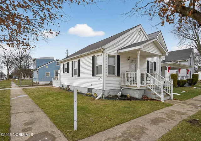Photo 2 of Single family home for sale at 817 S Wood St, Fostoria, OH 44830 | MLS# 10002449 | Listing updated on 2025-12-23