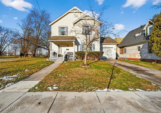 Photo 2 of Single family home for sale at 3175 Glenwood Ave, Toledo, OH 43610 | MLS# 10002671 | Listing updated on 2026-01-01
