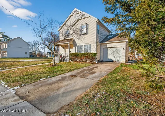 Photo 2 of Single family home for sale at 3175 Glenwood Ave, Toledo, OH 43610 | MLS# 10002671 | Listing updated on 2026-01-01
