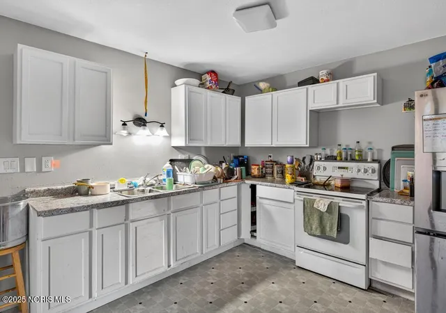 Photo 3 of Single family home for sale at 3175 Glenwood Ave, Toledo, OH 43610 | MLS# 10002671 | Listing updated on 2026-01-01