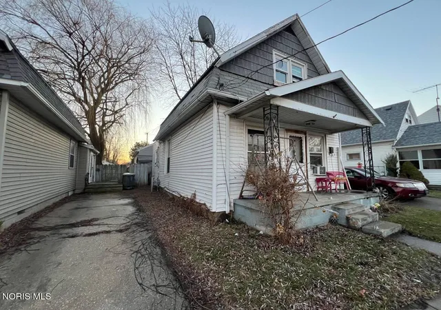 Photo 3 of Single family home for sale at 160 Dearborn Ave, Toledo, OH 43605 | MLS# 10004424 | Listing updated on 2026-04-22
