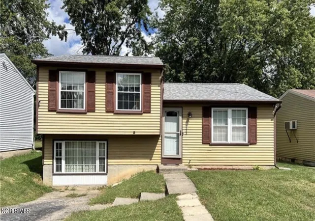 Single Family Residence at 3533 Willow Brk Ln, Toledo, OH 43611 | MLS# 10004767 | | Sold on 2026-04-17