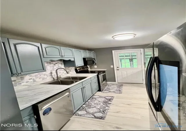 Photo 3 of Single Family Residence at 3533 Willow Brk Ln, Toledo, OH 43611 | MLS# 10004767 | | Sold on 2026-04-17