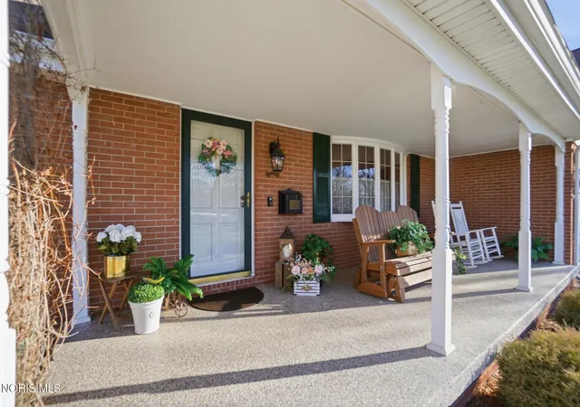Photo 3 of Single family home for sale at 130 Oakland Ave, Findlay, OH 45840 | MLS# 10005076 | Listing updated on 2026-03-16