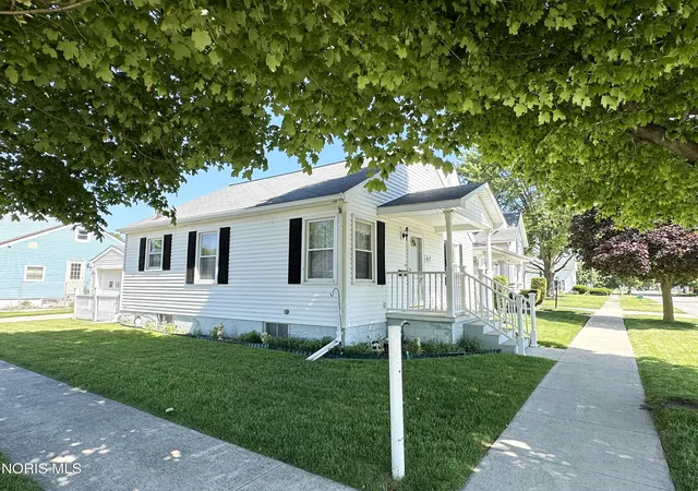 Photo 1 of Single Family Residence at 817 S Wood St, Fostoria, OH 44830 | MLS# 10005101 |  | Sold on 2026-04-17
