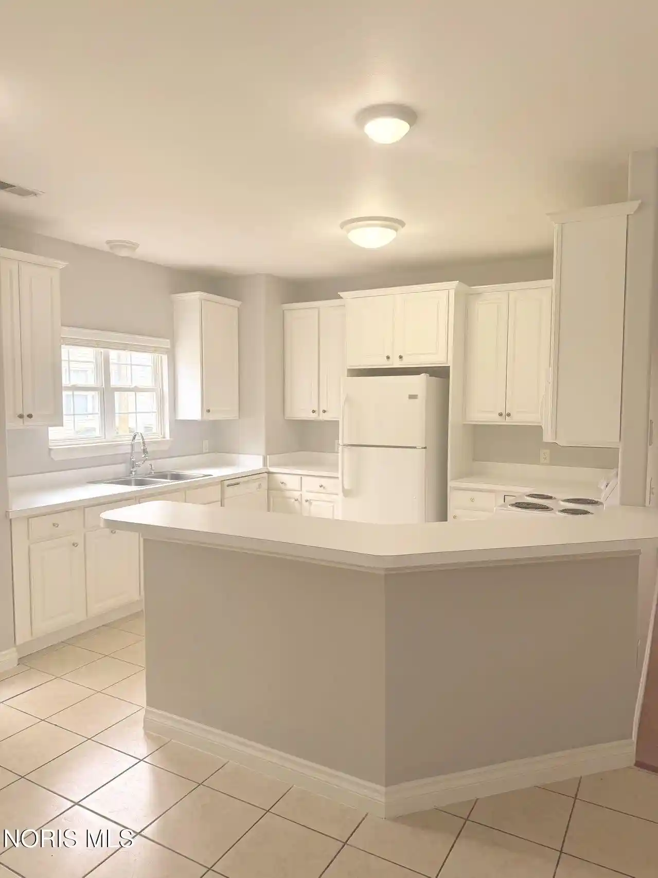 Listing Photo 2 - Condo for sale in 6405 Triple Crown Ln located at 6405 Triple Crown Ln, Toledo, OH 43615 - Unit 6405 Triple Crown Ln
