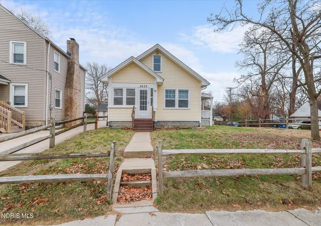 Homes for sale in Toledo, OH | 2659 Oak Grove Pl, Toledo, OH 43613 | MLS# 10005501