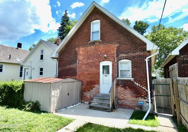 Photo 2 of Single family home for sale at 2013 Caledonia St, Toledo, OH 43605 | MLS# 10005536 | Listing updated on 2026-08-21