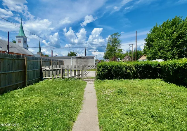 Photo 2 of Single family home for sale at 2013 Caledonia St, Toledo, OH 43605 | MLS# 10005536 | Listing updated on 2026-08-21