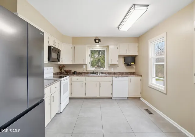 Photo 3 of Single Family Residence at 1301 Fishlock Ave, Findlay, OH 45840 | MLS# 10005810 |  | Sold on 2026-04-27