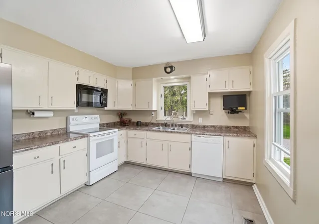 Photo 4 of Single Family Residence at 1301 Fishlock Ave, Findlay, OH 45840 | MLS# 10005810 |  | Sold on 2026-04-27