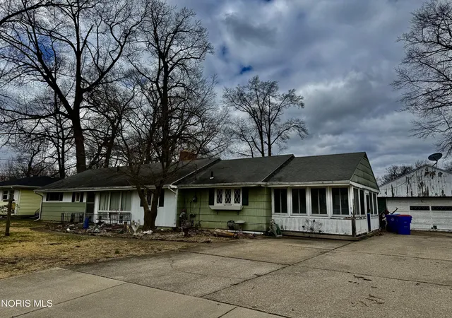 Homes for sale in Holland, OH | 7010 Dunn Dr, Holland, OH 43528 | MLS# 10005728
