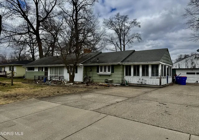 Homes for sale in Holland, OH | 7010 Dunn Dr, Holland, OH 43528 | MLS# 10005728