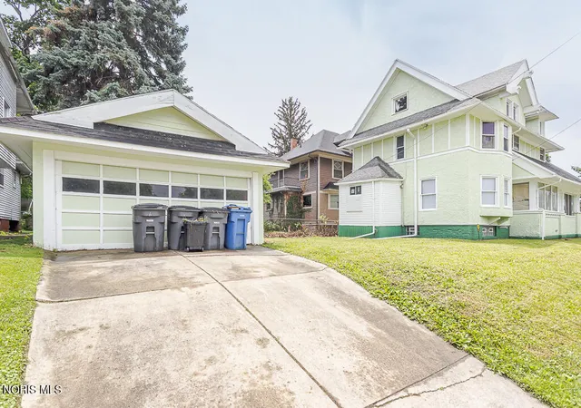 Homes for sale in Toledo, OH | 2740 Robinwood Ave, Toledo, OH 43610 | MLS# 10005765