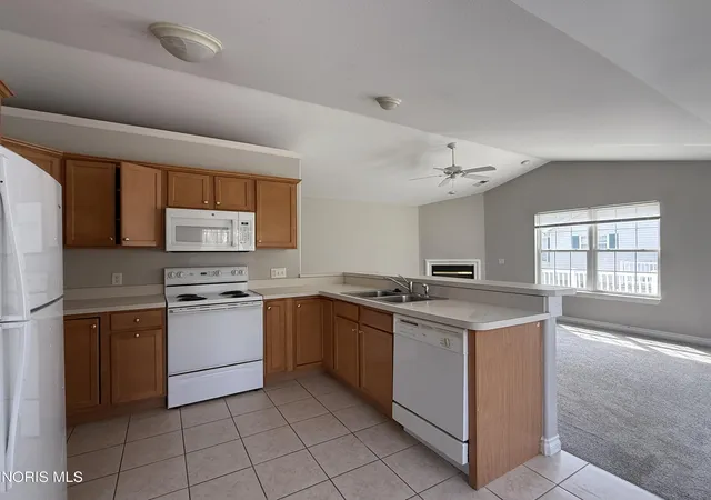 Listing Photo 3 - Condo for sale in building located at 6409 Triple Crown Ln, Toledo, OH 43615