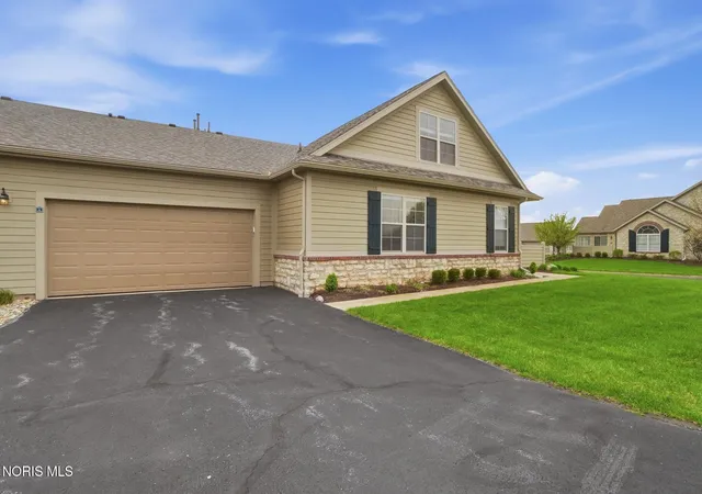 Homes for sale in Port Clinton, OH | 2690 N Canterbury Cir, Port Clinton, OH 43452