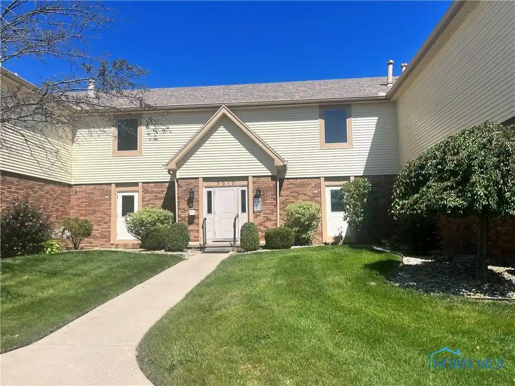 Listing Photo 1 - Condo for sale in 5615 Baronswood Cir located at 5615 Baronswood Cir, Toledo, OH 43615 - Unit #105