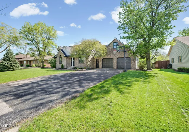Photo 3 of Single family home for sale at 827 Abbey Ln, Findlay, OH 45840 | MLS# 10006774 | Listing updated on 2026-05-23