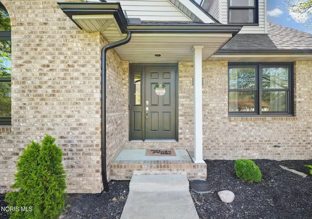 Photo 3 of Single family home for sale at 827 Abbey Ln, Findlay, OH 45840 | MLS# 10006774 | Listing updated on 2026-05-23