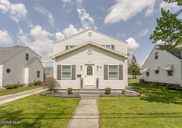Homes for sale in Woodville, OH | 812 W College Ave, Woodville, OH 43469 | MLS# 10006755