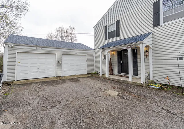 3rd image of 3693 Lakepointe Dr, Northwood, OH 43619 | MLS# 10006920