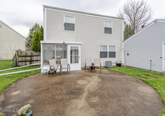 Listing Photo 5 - Condo for sale in building located at 3692 Lakepointe Dr, Northwood, OH 43619