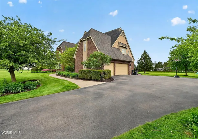 Photo 3 of Single family home for sale at 9211 Shadow Brk Dr, Sylvania, OH 43560 | MLS# 10006974 | Listing updated on 2026-07-26