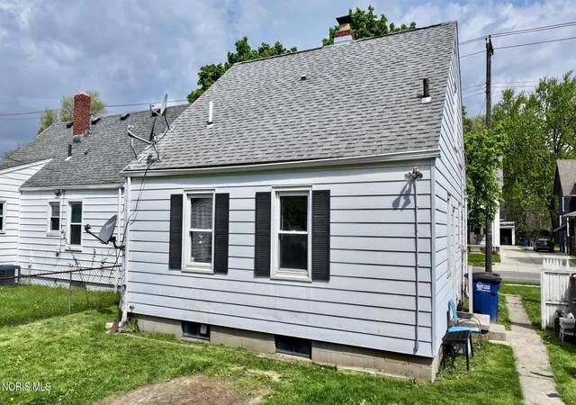 Photo 3 of Single family home for sale at 917 Eleanor Ave, Toledo, OH 43612 | MLS# 10007056 | Listing updated on 2026-09-10