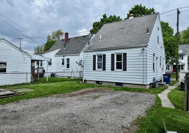 Photo 4 of Single family home for sale at 917 Eleanor Ave, Toledo, OH 43612 | MLS# 10007056 | Listing updated on 2026-09-10